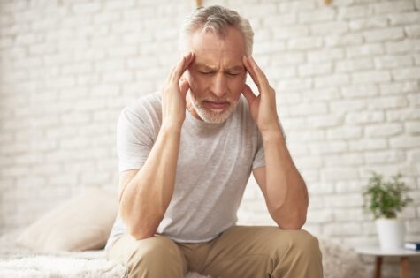 Fotografie: Muž se drží za hlavu a trpí bolestmi hlavy