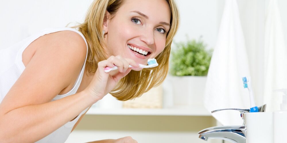 Fotografie: Žena si čistí zuby