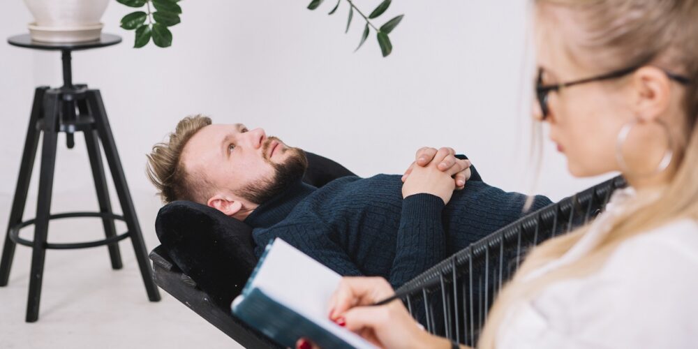 Fotografie: Muž leží na pohovce při terapii