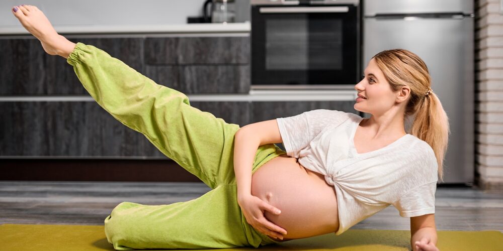 Fotografie: Těhotná žena cvičí na podložce
