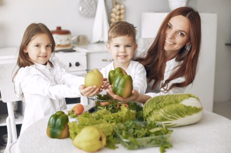 Fotografie: Rodina připravuje zeleninu aneb zdravé mlsání