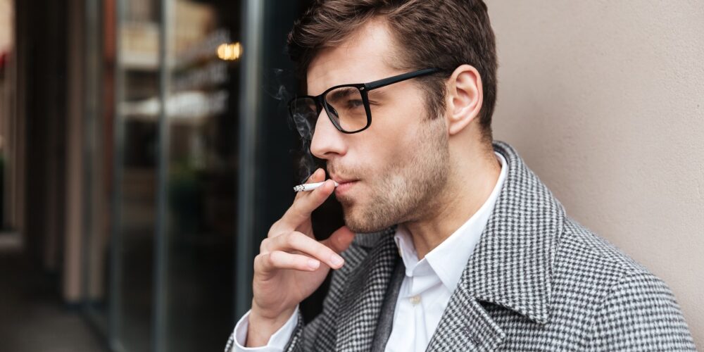 Fotografie: Muž kouří cigaretu