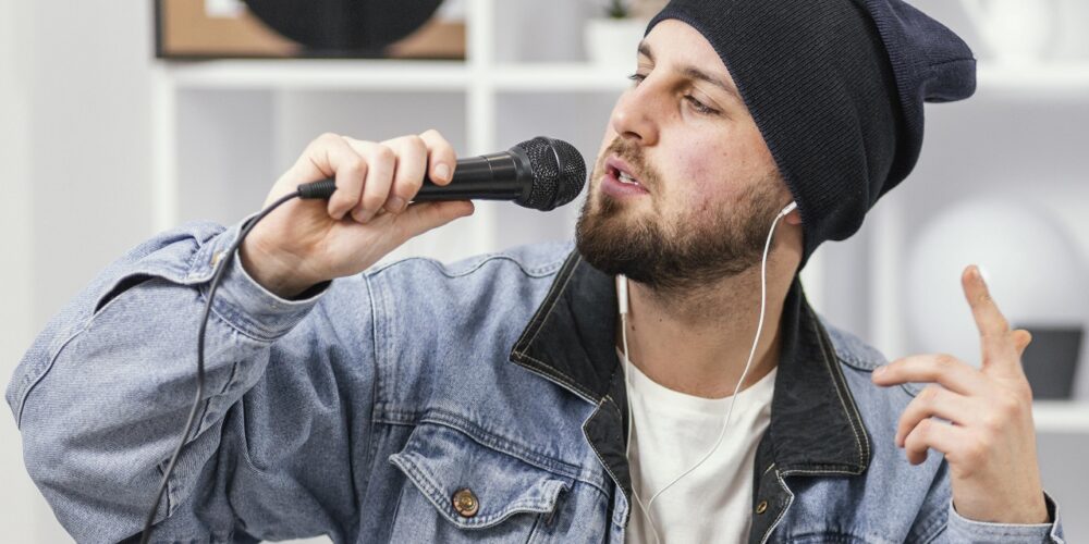Fotografie: Mladý muž zpívá